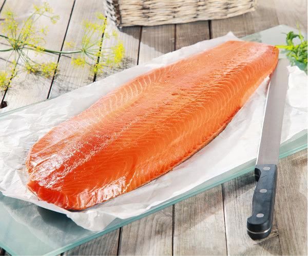 Rauchlachs, ganz 800 g und Lachsmesser